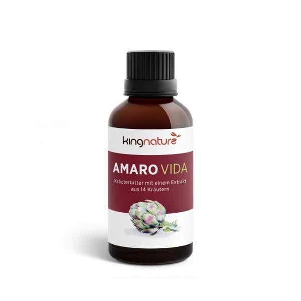 Eine braune Glasflasche mit der Aufschrift „kingnature AMARO VIDA“ zeigt eine Artischocke und Kräuter. Der deutsche Text weist darauf hin, dass die Flasche Kräuterbitter und Extrakte aus 14 Kräutern enthält. Die Flasche ist mit einem schwarzen Schraubverschluss versehen.