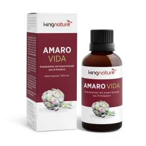 Eine braune Glasflasche und eine Schachtel mit der Aufschrift „kingnature AMARO VIDA“, auf der ein Artischockenbild und ein deutscher Text darauf hinweisen, dass es sich um einen Kräuterbitter mit 14 Kräutern und 30 % Alkoholgehalt handelt.