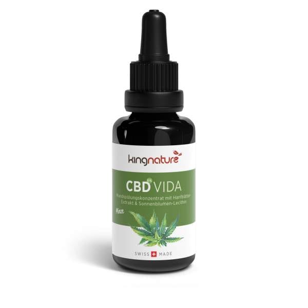 CBD Vida wird in einer schwarzen Tropfflasche mit Pipette geliefert und verfügt über ein grün-weißes Etikett mit einem Hanfblatt, dem Namen CBD Vida by kingnature und Swiss Made.