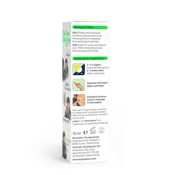 Auf der Seite einer Hautpflegeproduktverpackung befindet sich eine Anleitung in Deutsch und Englisch mit illustrierten Anwendungsschritten. Details umfassen Anwendungshäufigkeit, empfohlene Menge, gründliches Einmassieren, 15 ml Volumen und Herstellerinformationen.