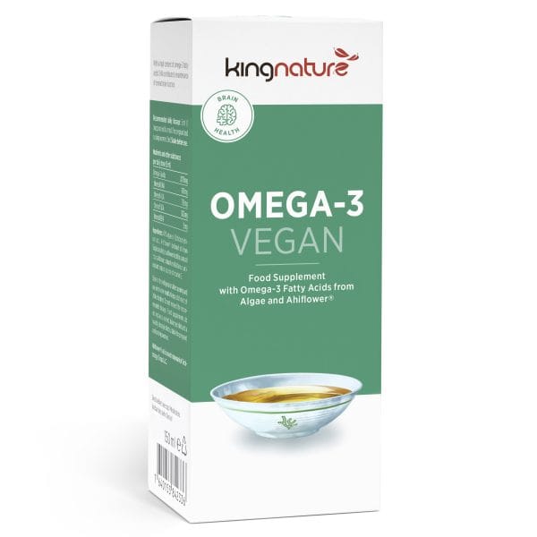 Eine weiß-grüne Schachtel mit dem veganen Omega-3-Nahrungsergänzungsmittel von Kingnature, mit einer Schale mit goldenem Öl, einem Symbol für die Gehirngesundheit und einem Text, der besagt, dass das Produkt vegane Omega-3-Fettsäuren aus Algen und Ahiflower enthält.