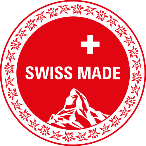 Ein rotes, rundes Schild mit der Aufschrift „SWISS MADE“ in Weiß, darüber ein weißes Kreuz, darunter eine Bergillustration und ein Rand mit einer Edelweißblüte – ideal für alle, die Aronia Schokolade kaufen möchten.