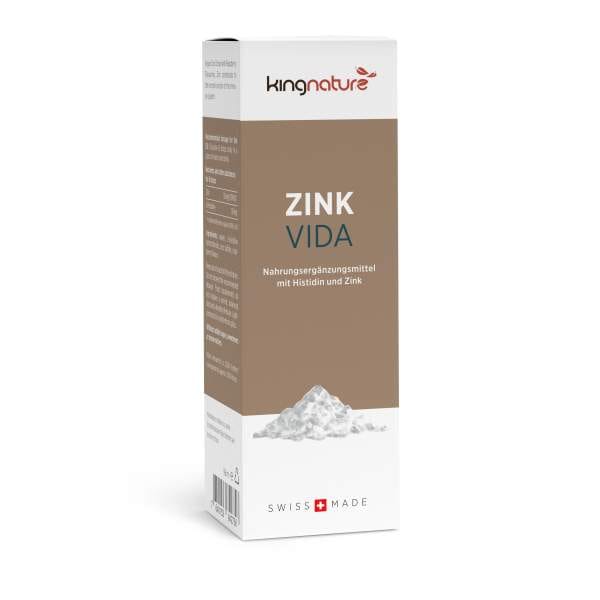 Auf einem weißen Karton mit der Aufschrift „Zink Vida“ ist ein Haufen weißes Pulver zu sehen und es wird darauf hingewiesen, dass es sich um ein in der Schweiz hergestelltes Nahrungsergänzungsmittel mit Histidin, Zink und Zink-Tropfen handelt.