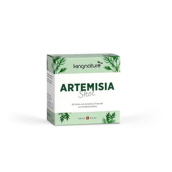 Eine Schachtel Artemisia Shot, verziert mit grünen botanischen Motiven und dem Swiss Made-Logo, enthält 20 Sticks mit Artemisia-Granulat, die direkt verwendet werden können.