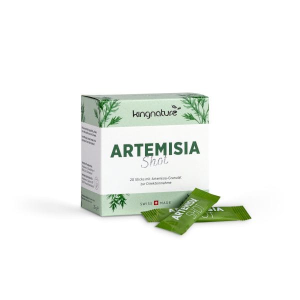 Eine Box Artemisia Shot mit zwei grünen Sticks vorne, Pflanzenillustrationen und deutschem Text – ein Schweizer Produkt mit 20 Sticks Artemisia-Granulat. Jetzt Artemisia Shot kaufen!.